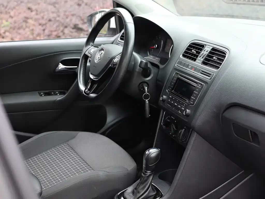 Polo 2016 1.6L automatic comfort model купить на сайте DeffCars