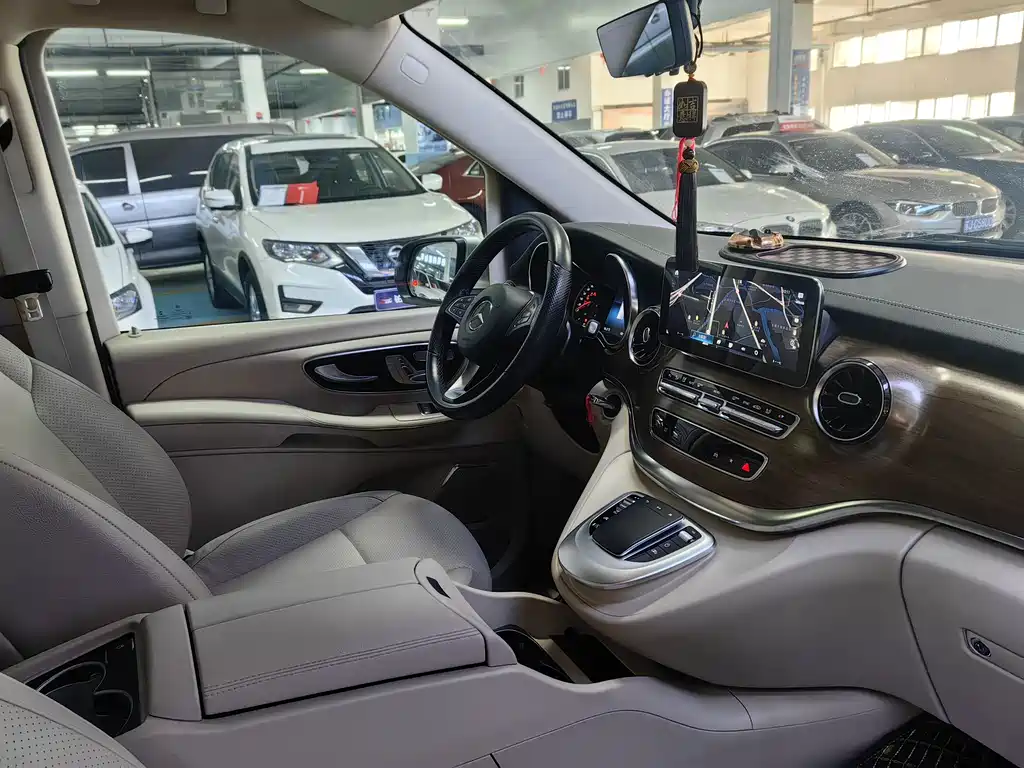 Mercedes-Benz V-Class 2022 V 260 L Long Wheelbase Luxury Edition купить на сайте DeffCars