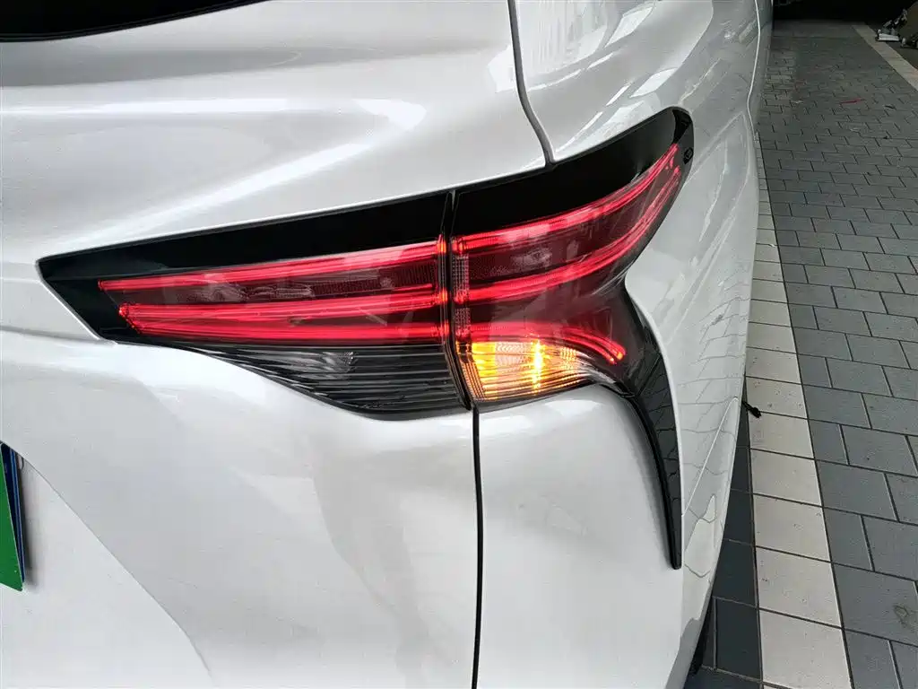 SIENNA 2021 2.5L Hybrid Platinum Edition купить на сайте DeffCars