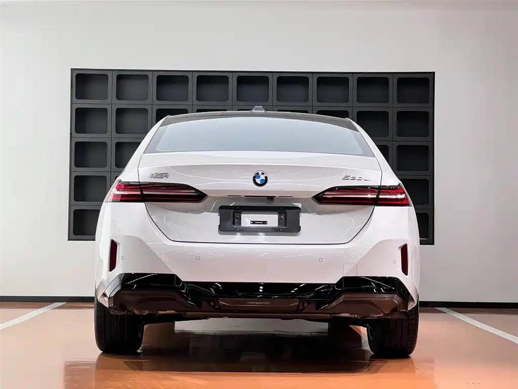 BMW 5 Series 2025 530Li Leading M Sports Package купить на сайте DeffCars