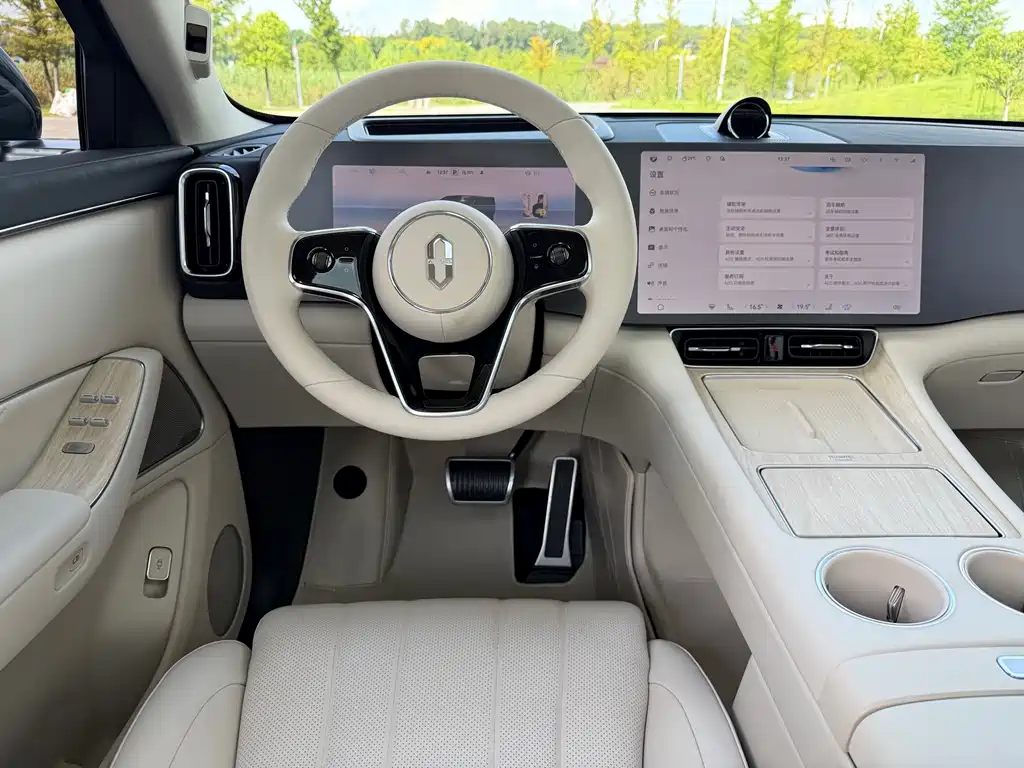 Wenjie M8 2025 extended range Ultra version 53.4kWh 5-seater version 192-line lidar) купить на сайте DeffCars