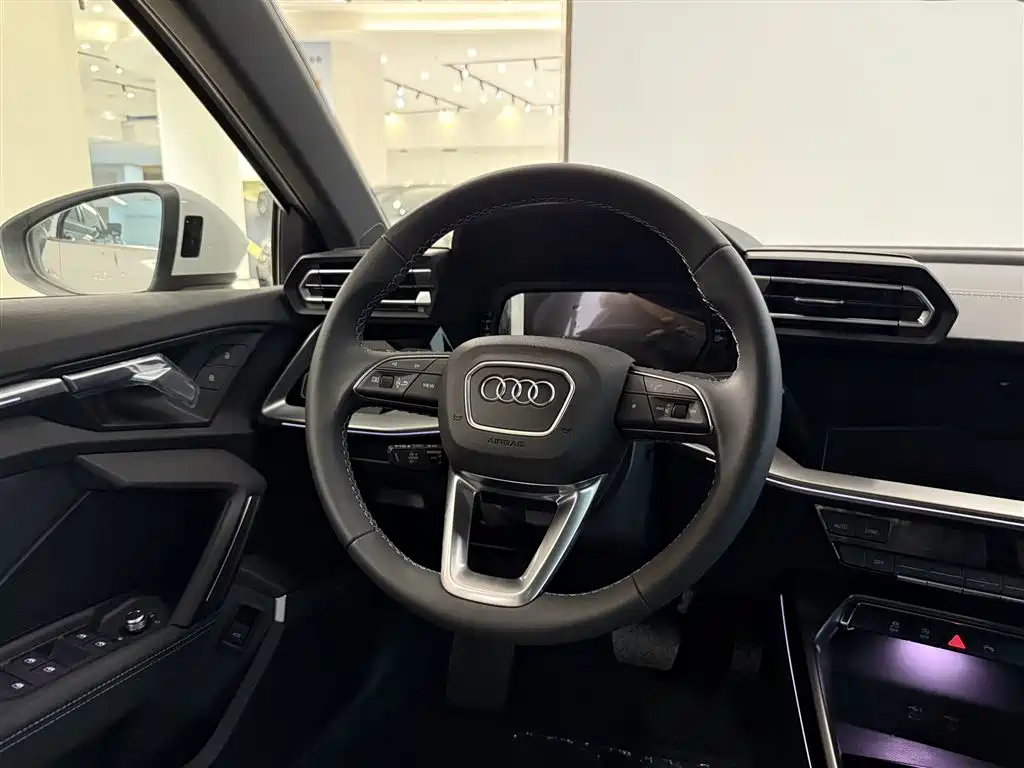 Audi A3 2025 Sportback 35TFSI Flying Spur Exclusive Model купить на сайте DeffCars