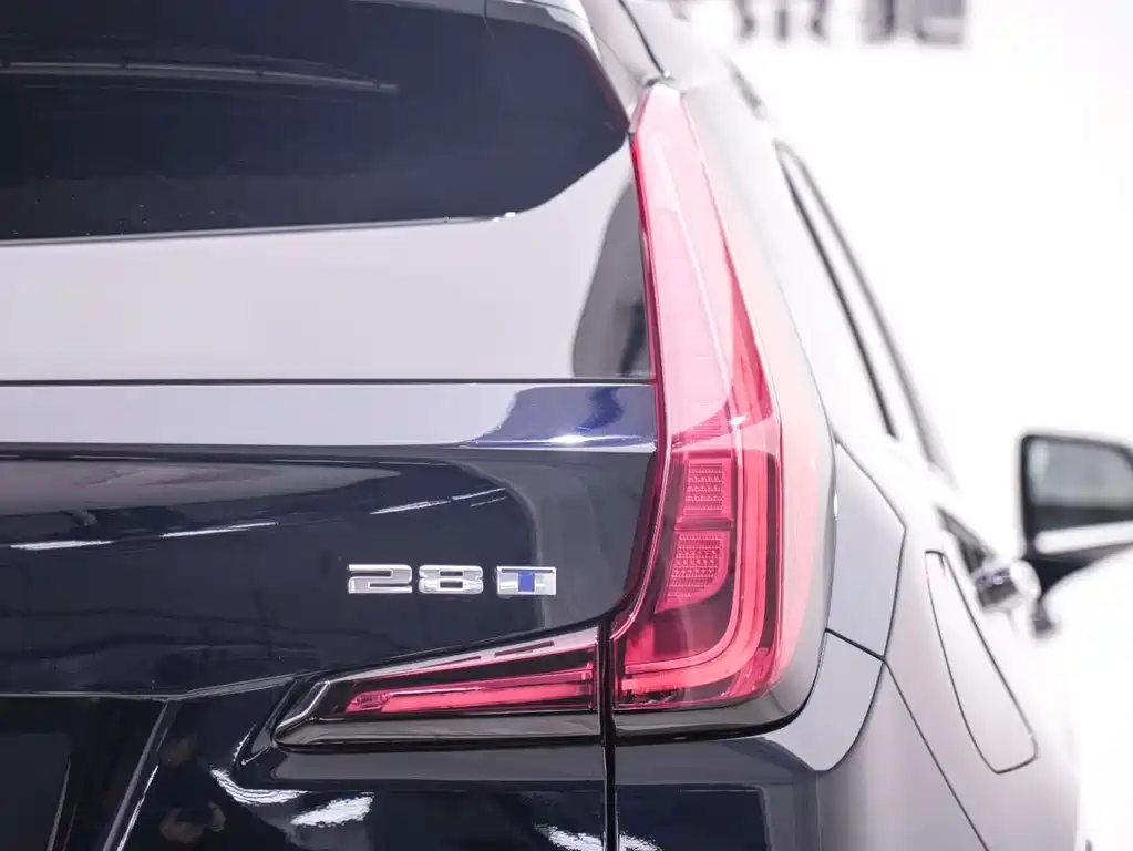 Cadillac XT4 2022 28T two-wheel drive fashion model купить на сайте DeffCars