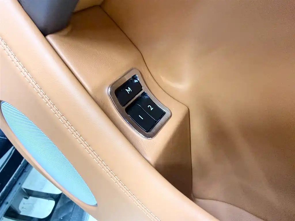 Bentayga 2016 6.0T Standard Edition купить на сайте DeffCars