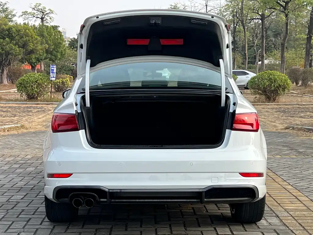 Audi A3 2018 30th Anniversary Limousine 35 TFSI Sports купить на сайте DeffCars