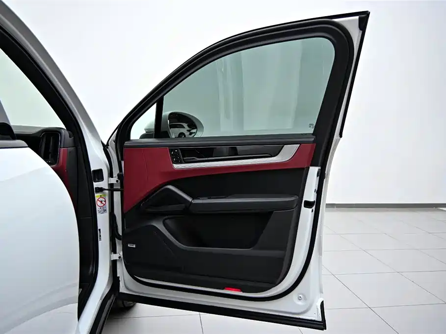 Cayenne New Energy 2024 Cayenne E-Hybrid 2.0T купить на сайте DeffCars