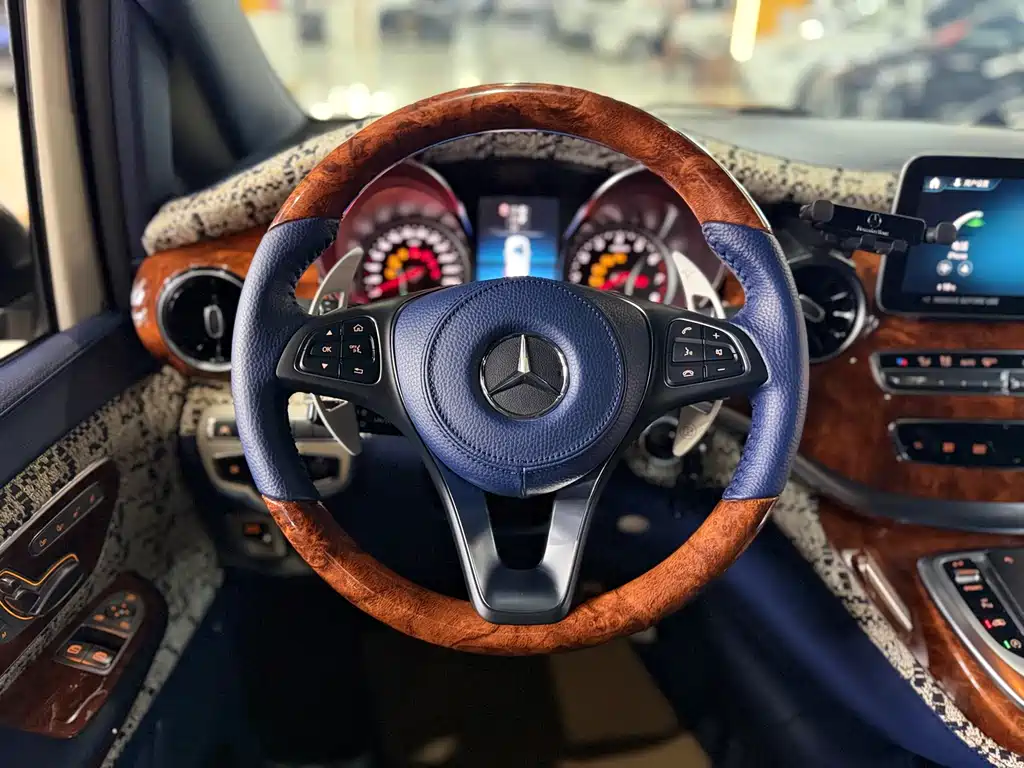 Mercedes-Benz V-Class 2022 V 260 L Long Wheelbase Premium Edition купить на сайте DeffCars