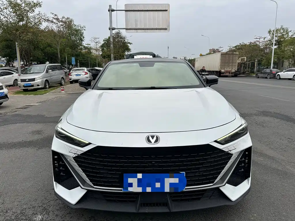 Changan UNI-V 2022 1.5T premium model купить на сайте DeffCars