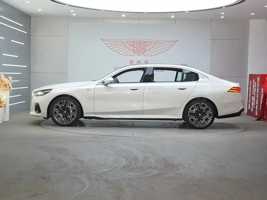 BMW 5 Series 2025 530Li Exclusive M Sports Package купить на сайте DeffCars