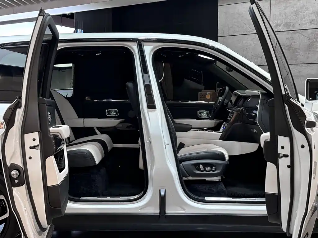 Cullinan 2020 Black Badge купить на сайте DeffCars