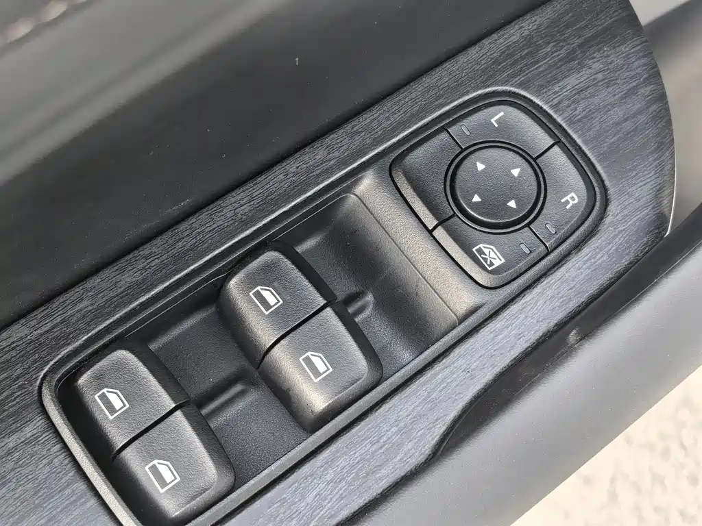 Roewe D7 2025 DMH 125km World Championship Edition купить на сайте DeffCars