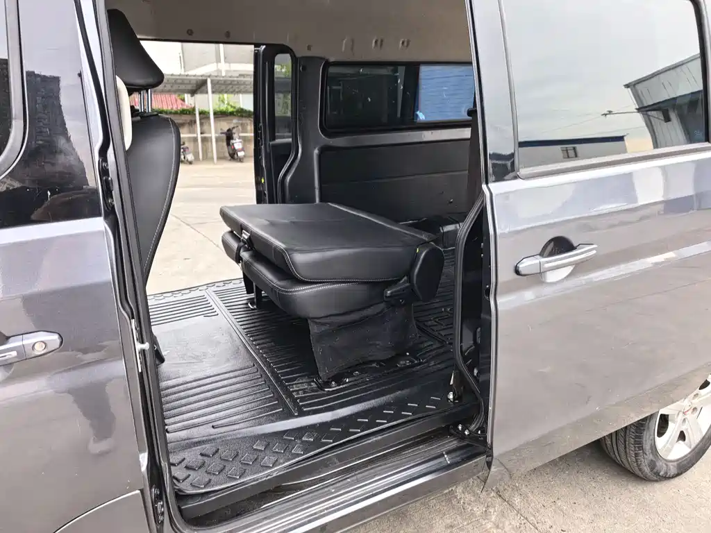 Golden Hiace M Classic 2023 1.5L Traveling Lion Bus 5/6/7 Seats купить на сайте DeffCars