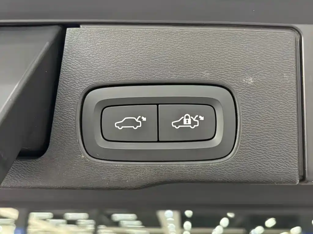 Volvo XC60 2023 B5 four-wheel drive Zhiyuan Deluxe Edition купить на сайте DeffCars