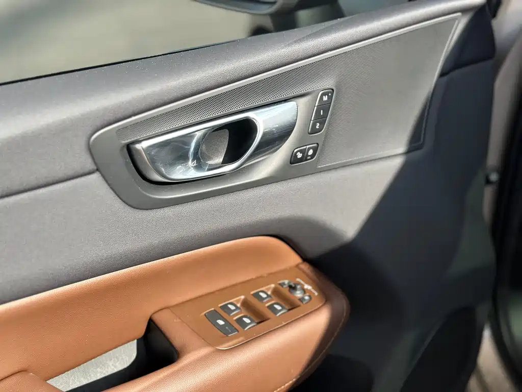 Volvo XC60 2023 B5 four-wheel drive Zhiyi Luxury Edition купить на сайте DeffCars