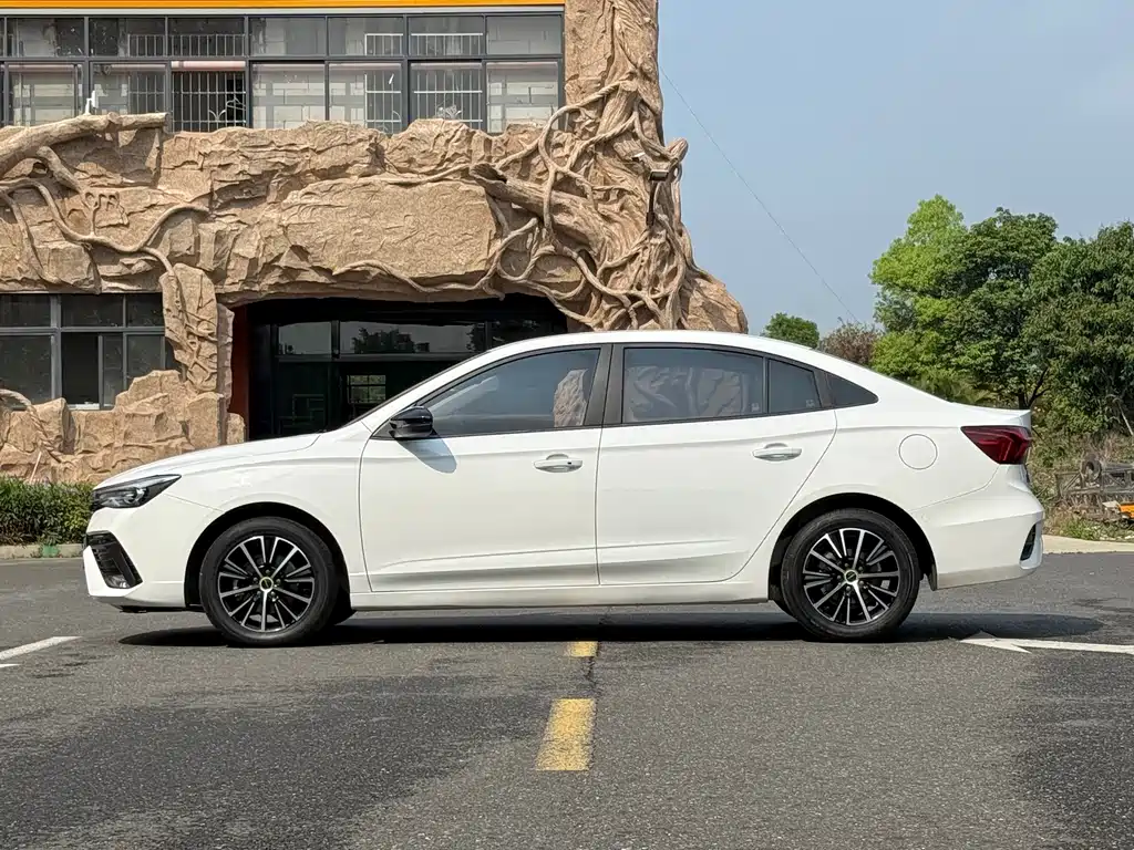 Roewe i5 2021 1.5L manual platinum version купить на сайте DeffCars