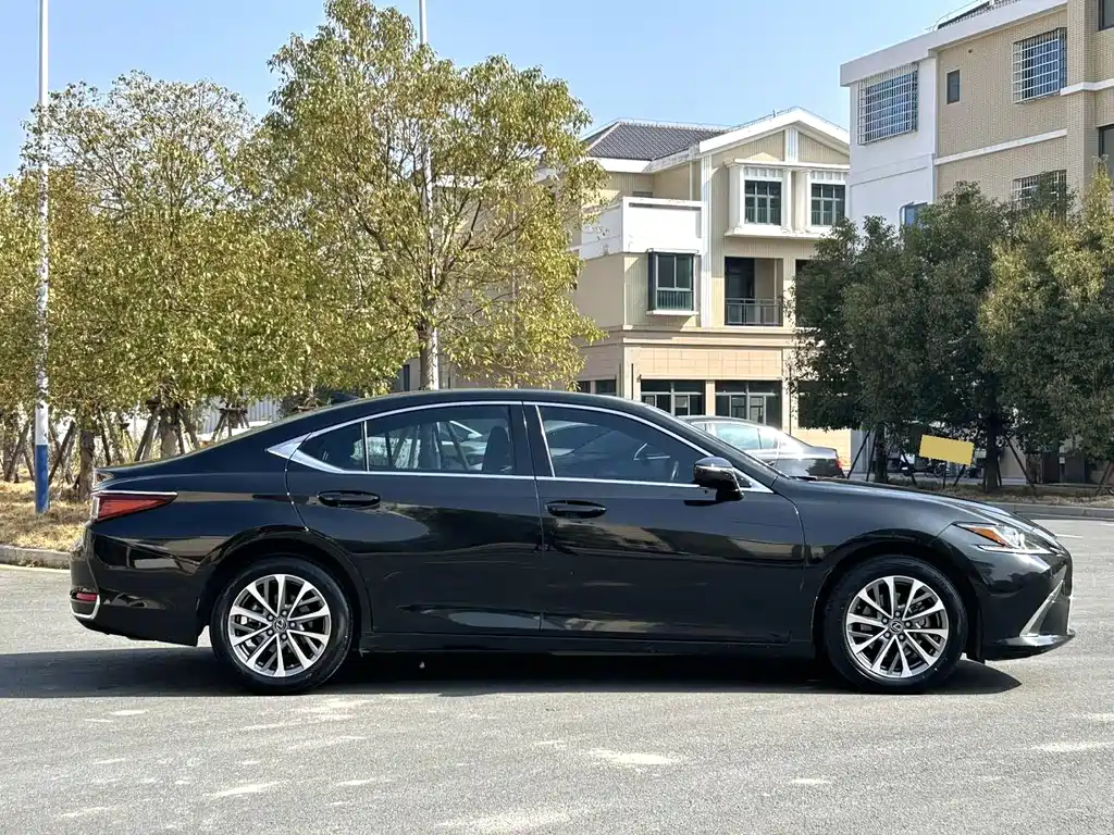 Lexus ES 2022 200 Excellence Edition купить на сайте DeffCars