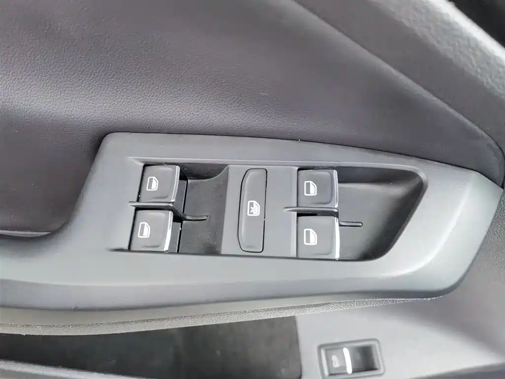 Sagitar 2018 280TSI DSG luxury model купить на сайте DeffCars