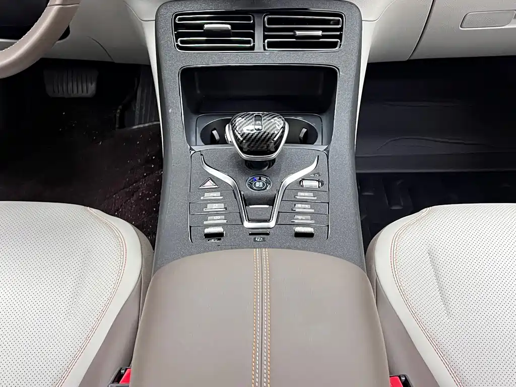 Qin PLUS 2024 Honor Edition DM-i 55KM Leading Type купить на сайте DeffCars
