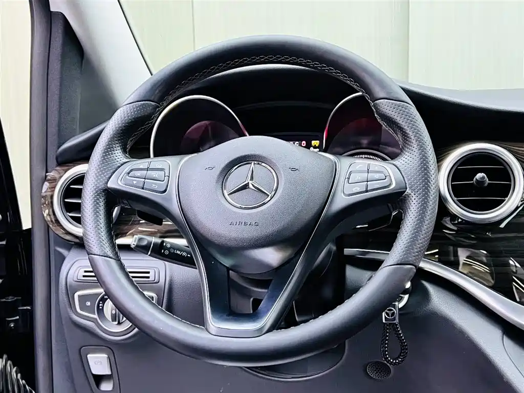 Mercedes-Benz V-Class 2017 V 260 Premium Edition купить на сайте DeffCars