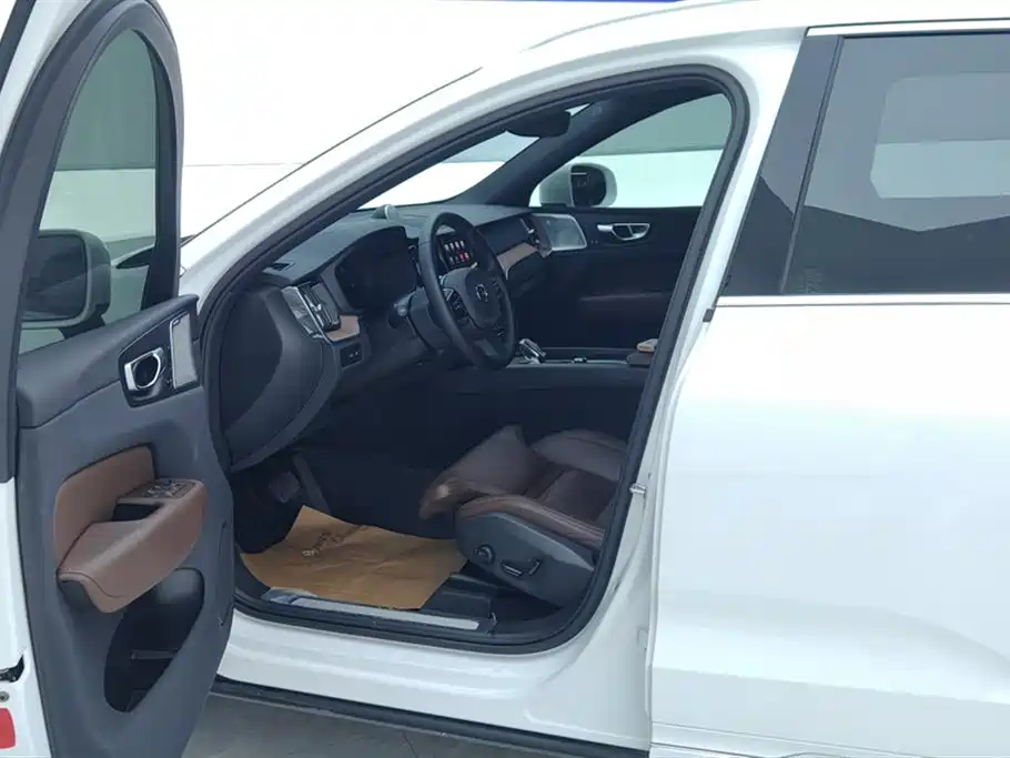 Volvo XC60 plug-in hybrid 2025 plug-in hybrid long-range four-wheel drive Zhiya luxury version купить на сайте DeffCars