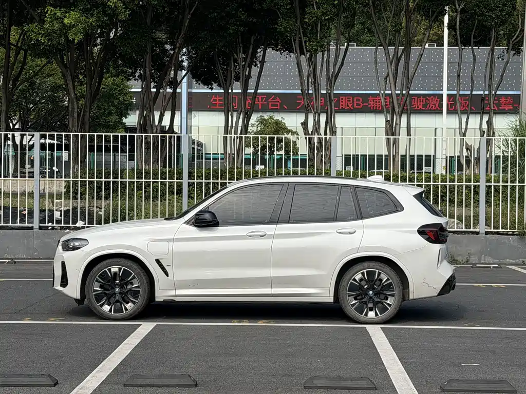 BMW iX3 2024 innovative model купить на сайте DeffCars