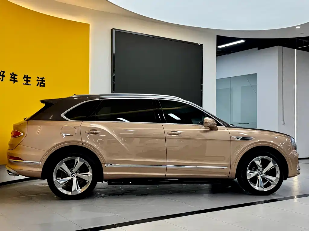 Bentayga 2023 4.0T V8 long wheelbase version купить на сайте DeffCars