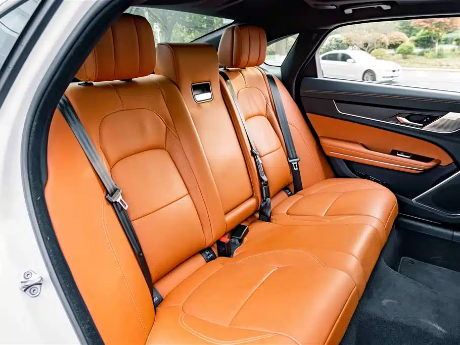 Jaguar XFL 2024 2.0T P300 four-wheel drive flagship sports gold version купить на сайте DeffCars