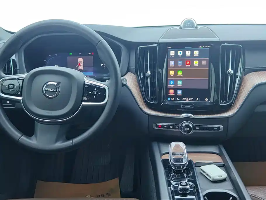 Volvo XC60 plug-in hybrid 2025 plug-in hybrid long-range four-wheel drive Zhiya luxury version купить на сайте DeffCars