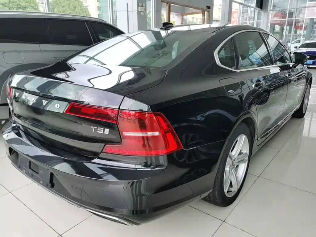 Volvo S90 2020 T5 Zhiyi Luxury Edition купить на сайте DeffCars
