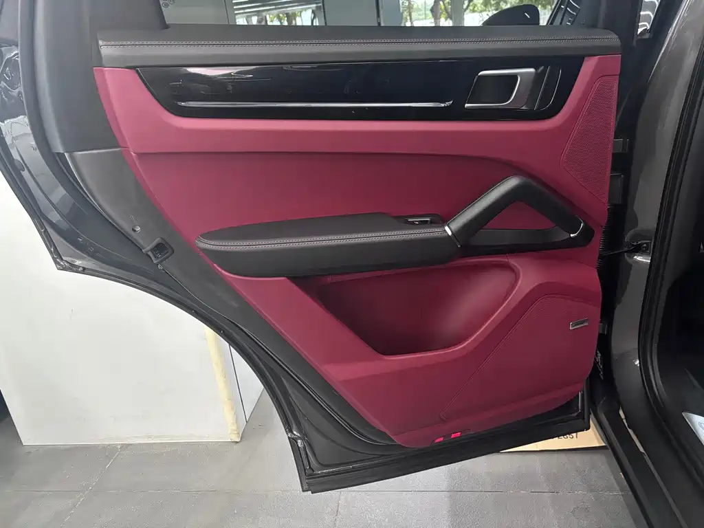 Cayenne New Energy 2022 Cayenne E-Hybrid 2.0T Platinum Edition купить на сайте DeffCars