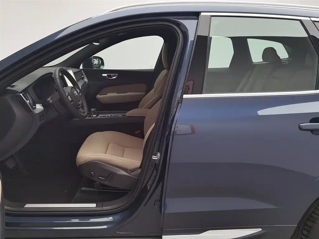 Volvo XC60 2026 B5 four-wheel drive Zhiyi Luxury Edition купить на сайте DeffCars