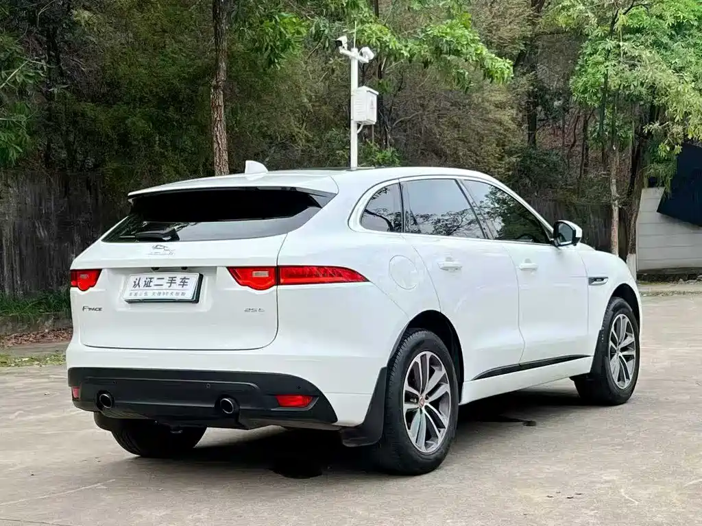 Jaguar F-PACE 2016 2.0T two-wheel drive R-Sport sports version купить на сайте DeffCars
