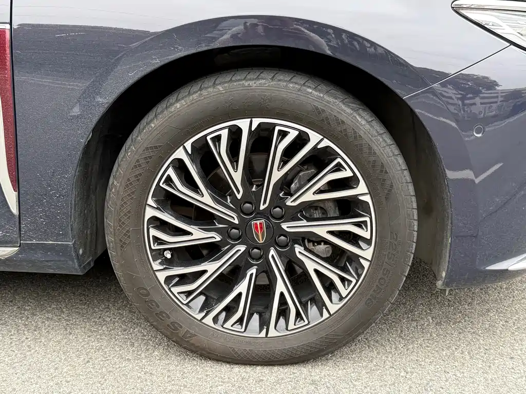 Hongqi H5 2024 2.0T automatic smart connected flag version купить на сайте DeffCars