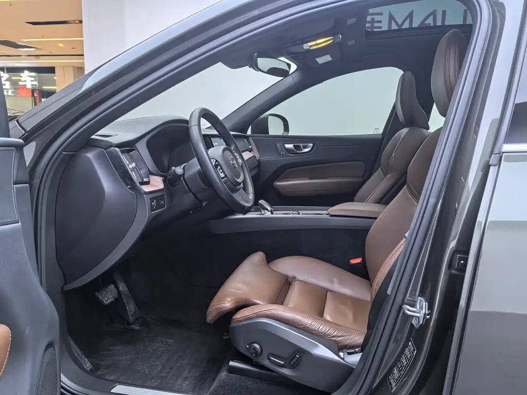 Volvo XC60 2022 B5 four-wheel drive Zhiyuan Deluxe Edition купить на сайте DeffCars