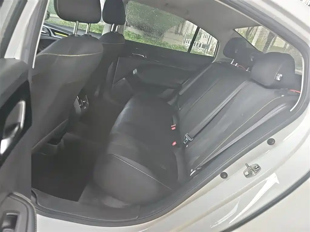 Roewe i5 2021 1.5L CVT Platinum Edition купить на сайте DeffCars