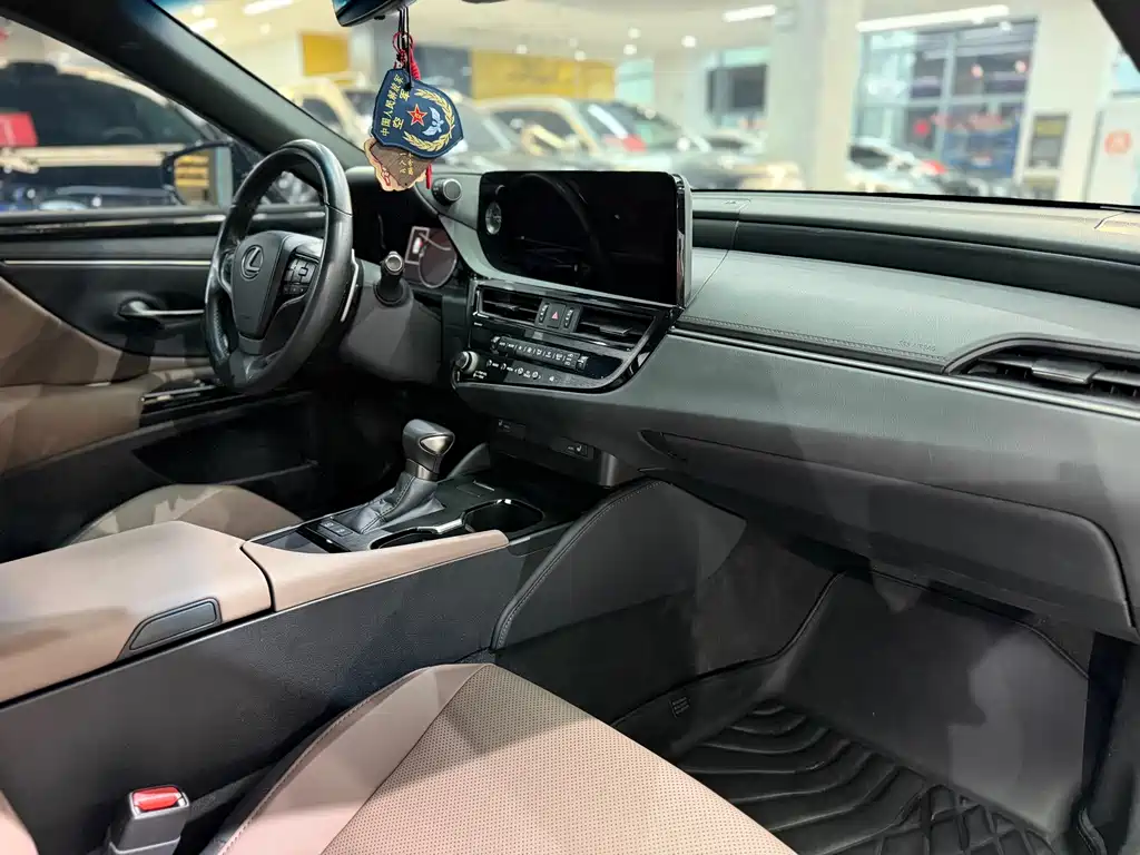 Lexus ES 2023 200 Excellence Edition купить на сайте DeffCars