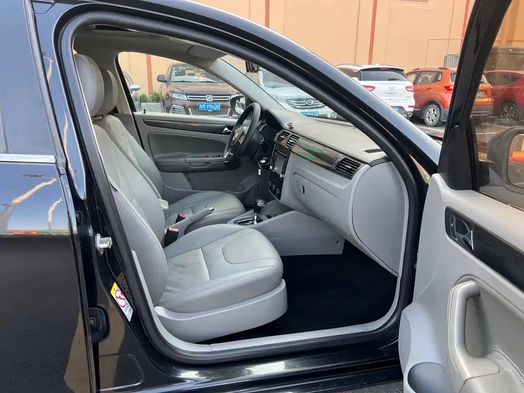 Bora 2012 1.6L automatic luxury model купить на сайте DeffCars