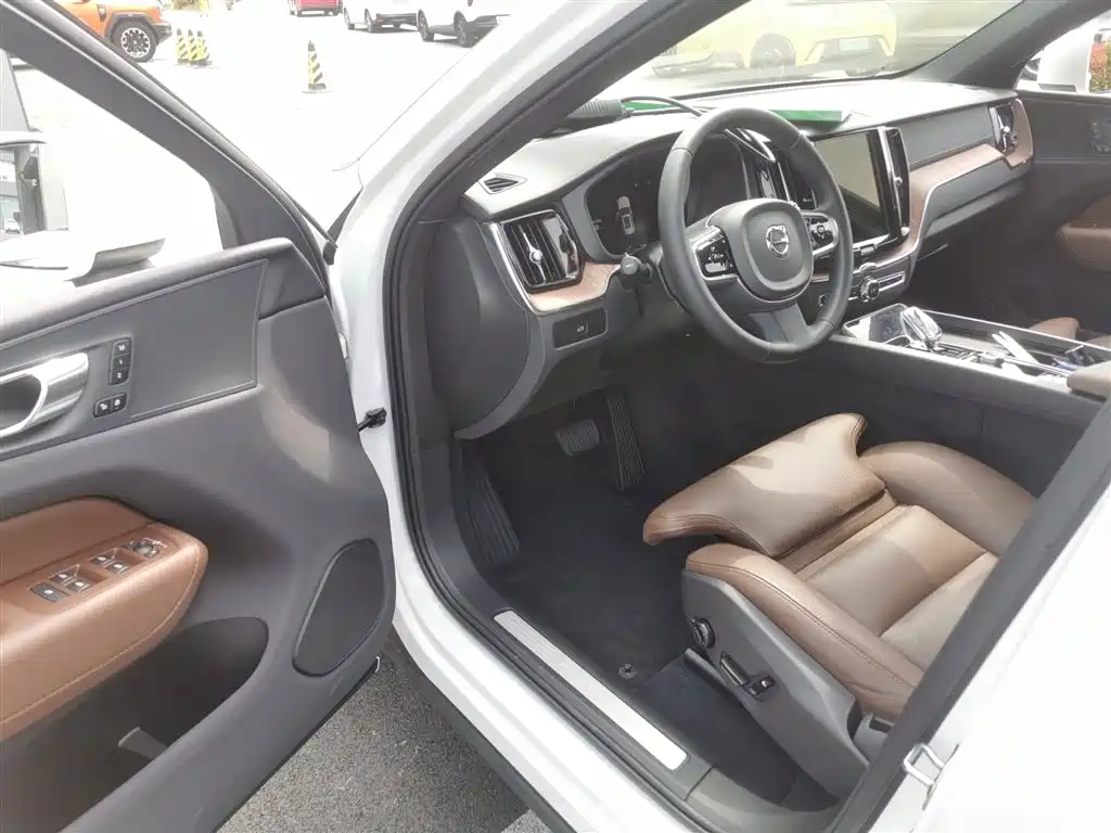 Volvo XC60 2025 B5 four-wheel drive Zhiyuan luxury version купить на сайте DeffCars