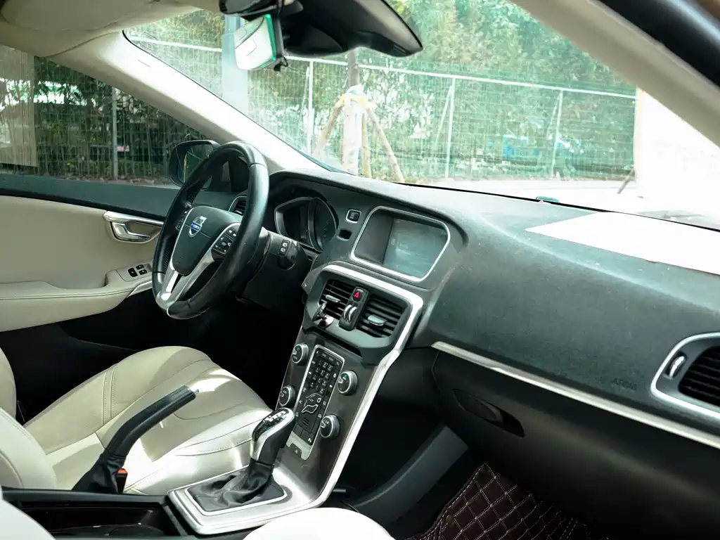 Volvo V40 2015 1.6T Zhiyi Edition купить на сайте DeffCars