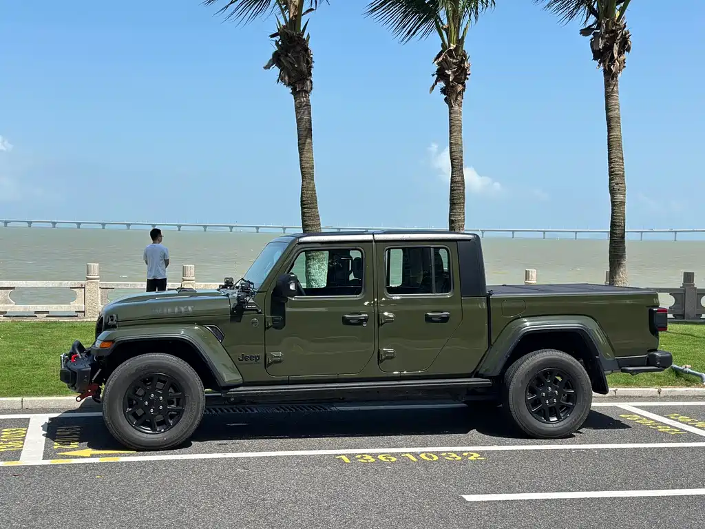 Gladiator 2023 3.6L Overland купить на сайте DeffCars