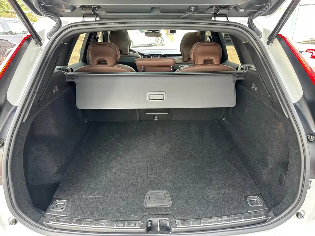 Volvo XC60 2024 B5 four-wheel drive Zhiyuan Deluxe Edition купить на сайте DeffCars