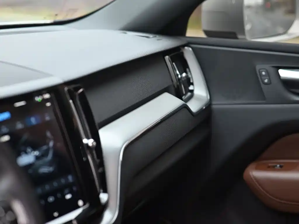 Volvo XC60 2023 B5 four-wheel drive Zhiyi Luxury Edition купить на сайте DeffCars