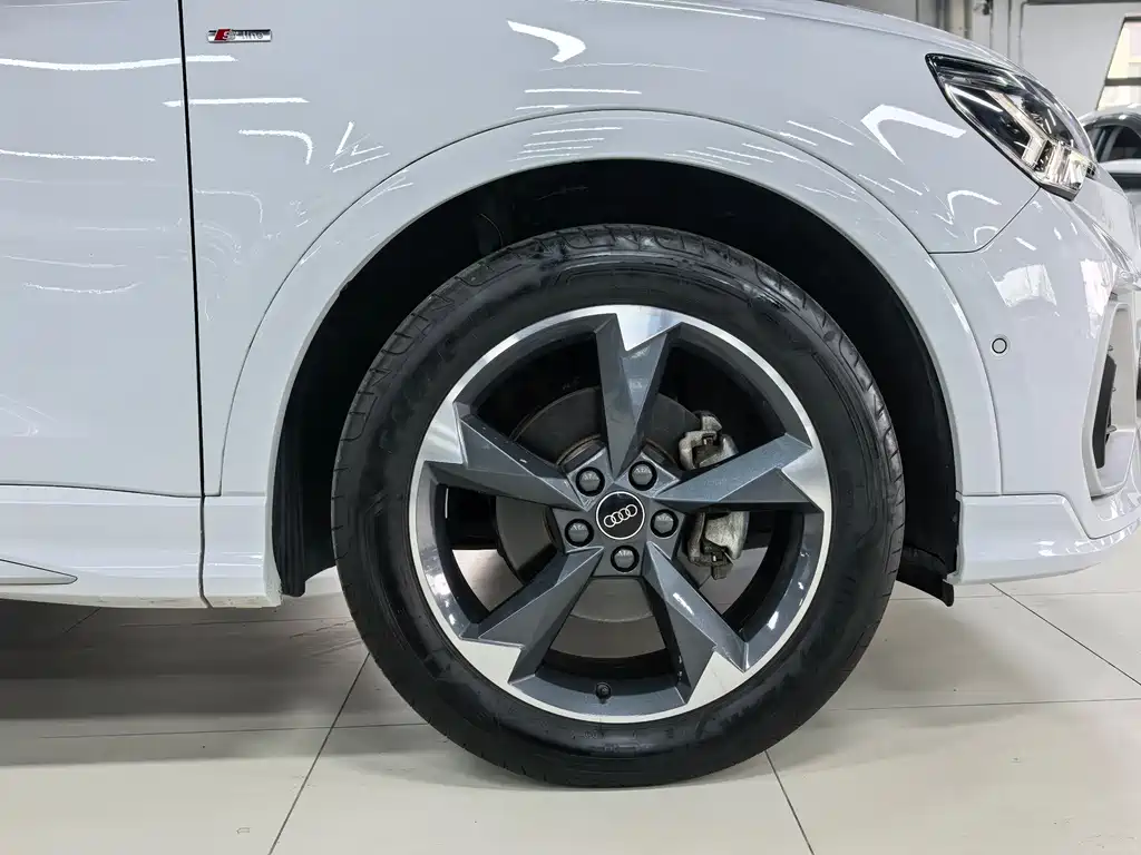 Audi Q3 2023 35 TFSI Fashionable and Dynamic (1.4T) купить на сайте DeffCars