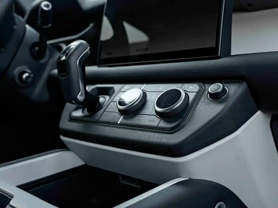 Land Rover Defender 2025 110 3.0T P400 X-Dynamic SE купить на сайте DeffCars