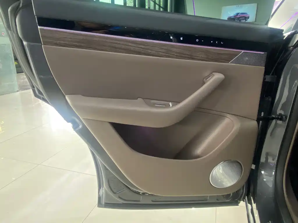 Zhijie R7 2025 extended range 251km Max купить на сайте DeffCars