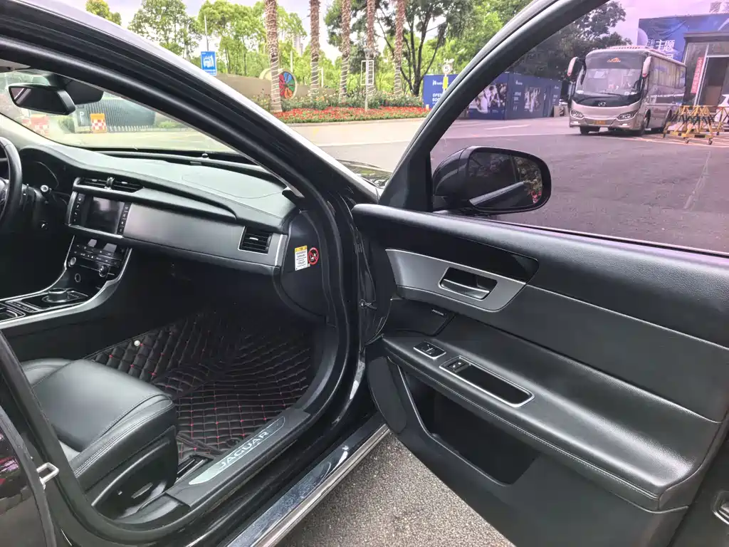 Jaguar XFL 2017 XFL 2.0T 200PS Fenghua Edition купить на сайте DeffCars