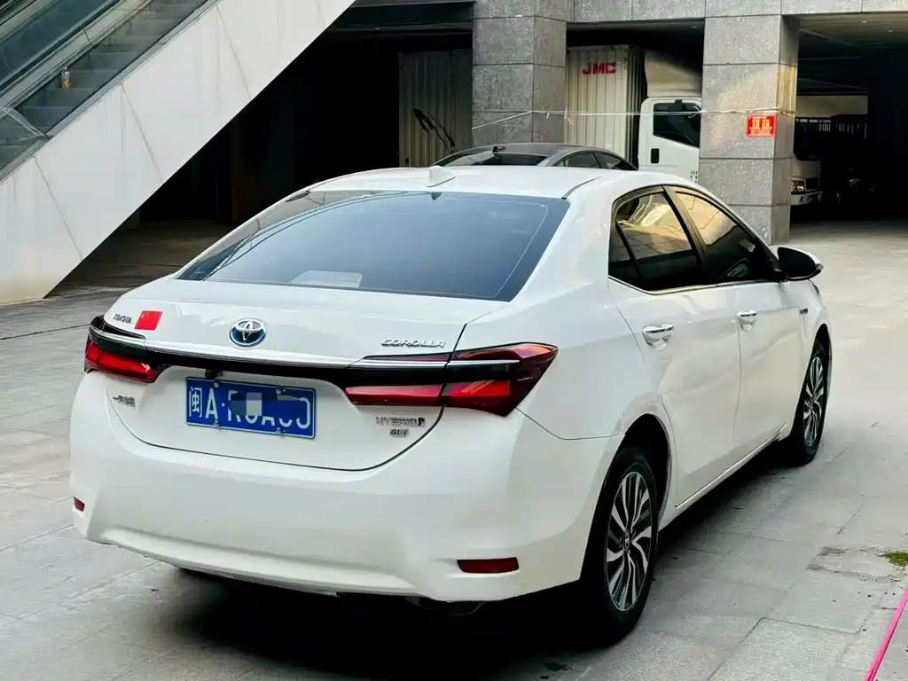 Corolla 2017 facelift dual engine 1.8L E-CVT leading version купить на сайте DeffCars