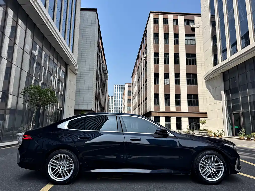 BMW 5 Series 2024 525Li M Sports Package купить на сайте DeffCars