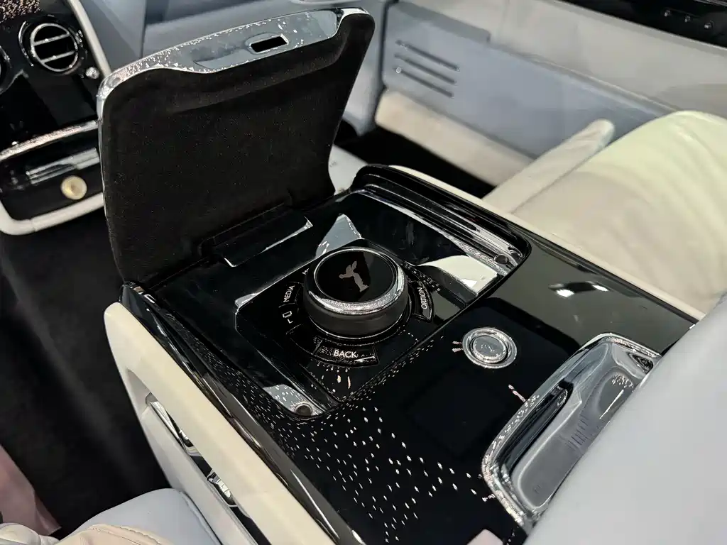 Phantom 2018 6.7T long wheelbase version купить на сайте DeffCars