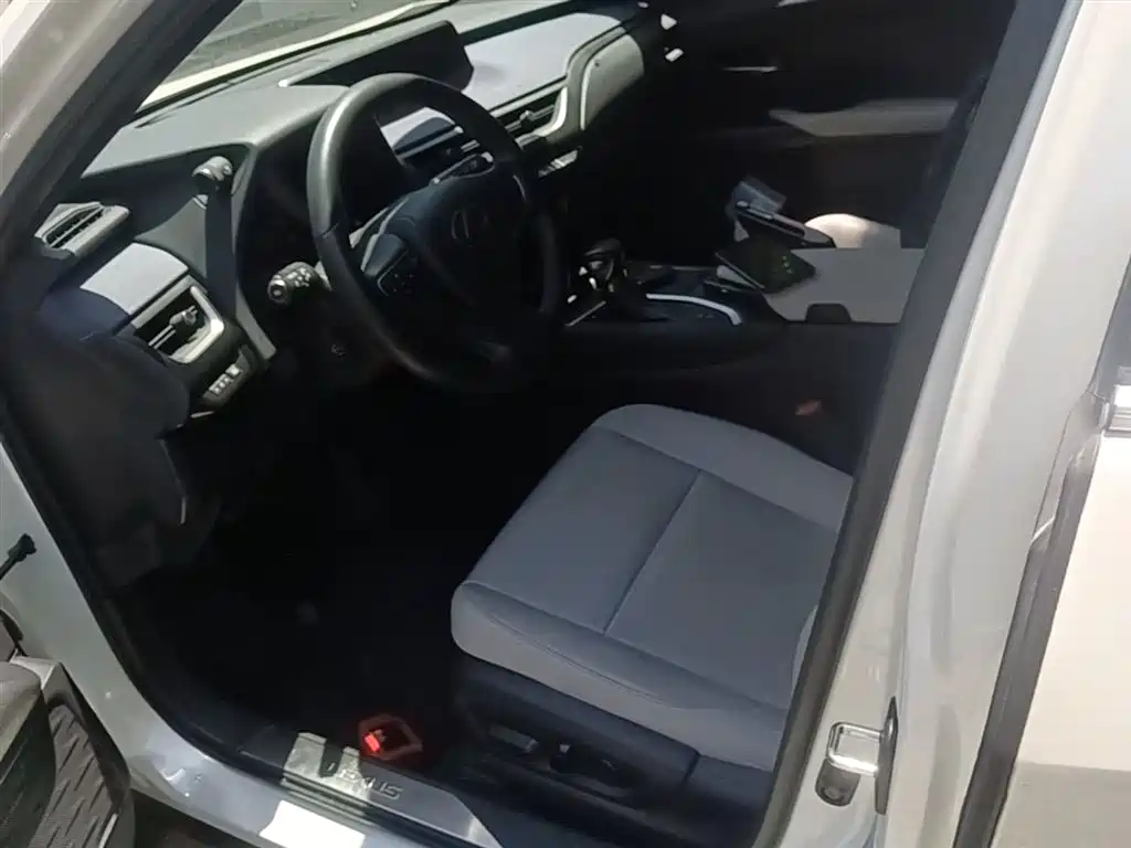 Lexus UX 2020 260h Discovery Edition купить на сайте DeffCars